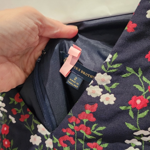 Discreet Floral Capped Sleeve Brooks Brothers Navy Dress Size 2 - Picture 9 of 11